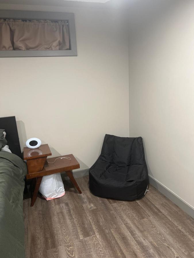 Spacious Room & Living Area In Nw! Calgary Exterior photo