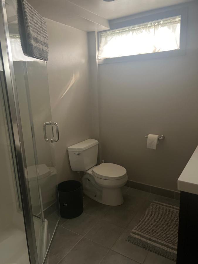Spacious Room & Living Area In Nw! Calgary Exterior photo